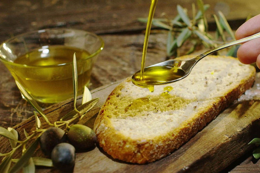 olio extravergine d'oliva in cucina Puglia